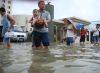 8月1日,巢湖市健康东路街头积水严重,市民涉水出行。受台风“凤凰”影响,安徽巢湖等地发生暴雨洪涝灾害。7月31日21时至8月1日上午9时,巢湖全市4县1区普降大到暴雨,巢湖市气象局连续两次发布暴雨红色预警。巢湖市区街头积水严重,给人们出行造成不便。