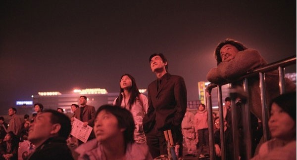 急待回家的打工者聚集在广州火车站的广场上