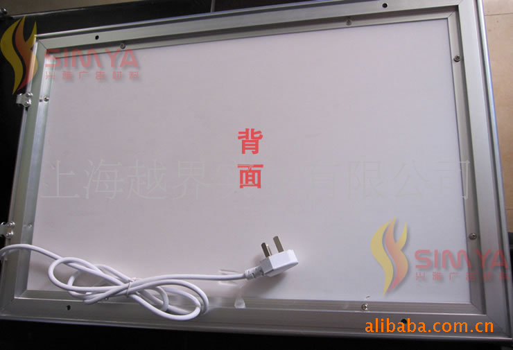 【备注】此款水晶超薄灯箱是采用吊式的,吊绳为绝缘不锈钢吊丝,安装