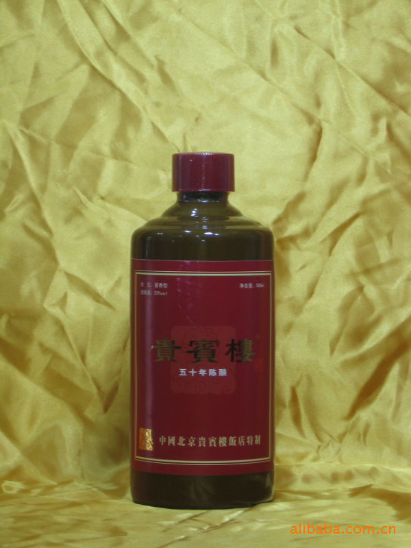 食品名称:北京饭店贵宾楼老酒 净含量:500ml 酒精度:53%vol 香型:酱香