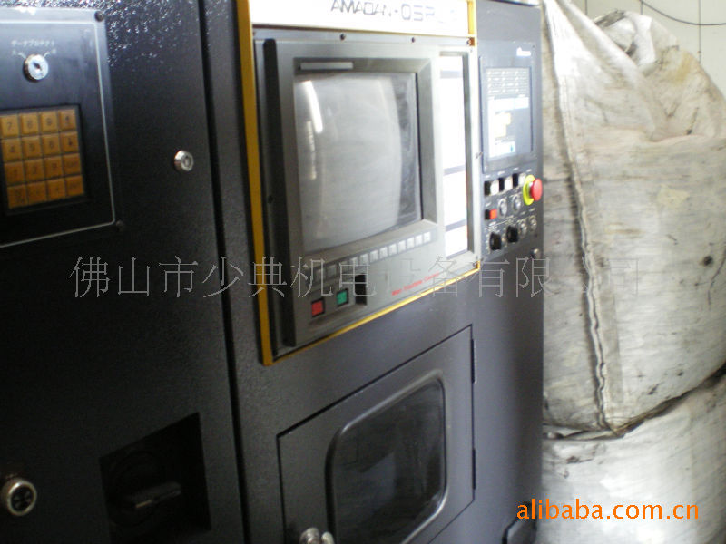 钣金加工数控冲床加工台面1250*2500 ，58个模具。日本阿玛达