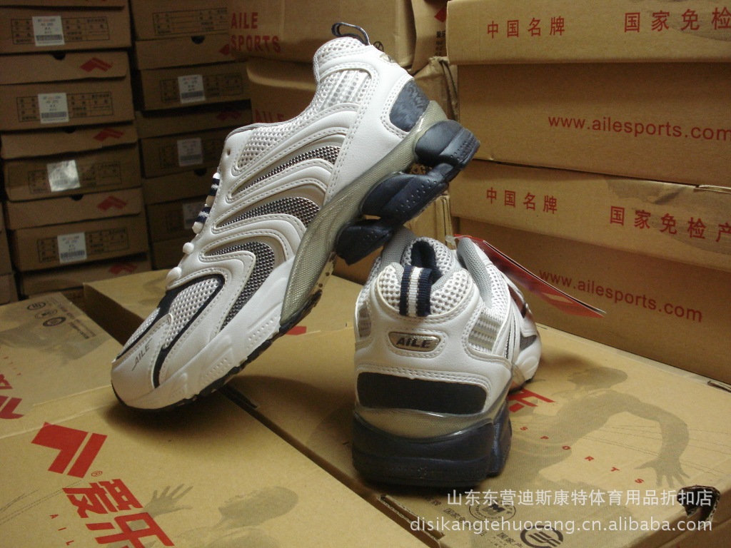 【批发清仓处理爱乐篮球鞋 慢跑鞋 运动服】