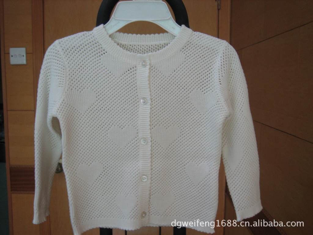 <em>东莞毛衣</em>加工12针挑吼心形狗牙边元领开胸长
