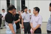 市长和李自杰总经理一起描绘河南福鑫玻璃有限公司的蓝图。