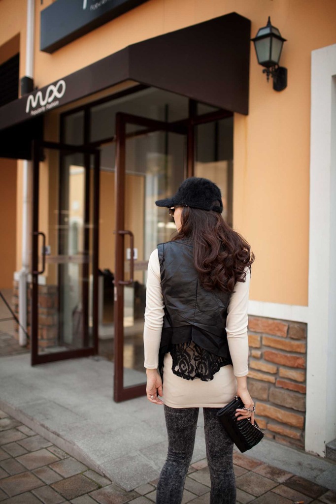 【欧美风格 蕾丝边修身长版PU<em>皮马甲</em> 2011新