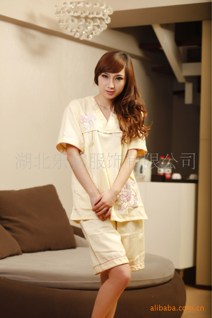 【<em>睡衣</em>批发 <em>供应女士</em>套头复古绣花性感循环桑