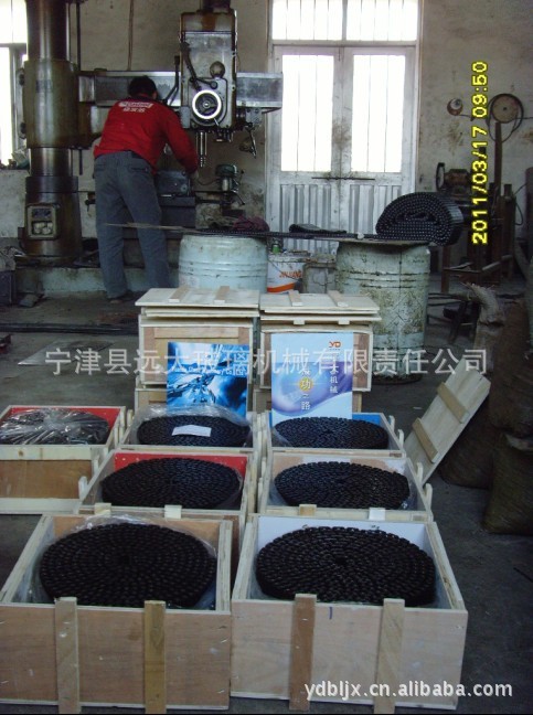 齿链带无声链条车间一角