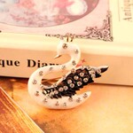 实物拍摄 外贸饰品 新款饰品 时尚饰品 满钻天鹅胸针