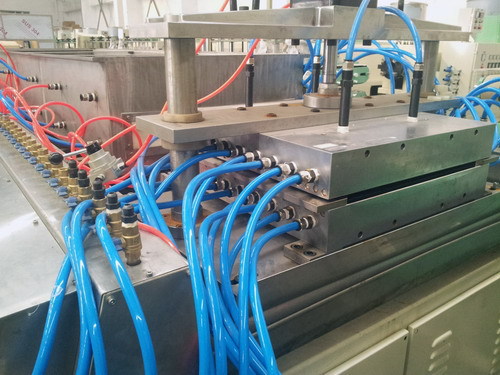 塑料挤出机-PP中空板挤出生产线-塑料挤出机尽