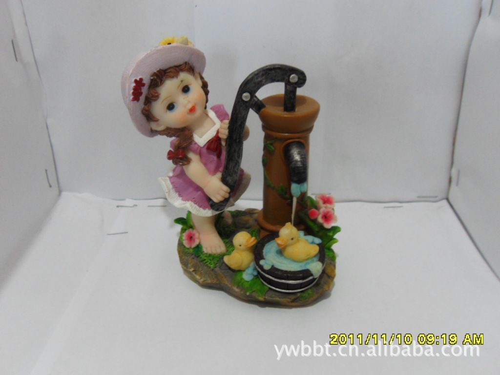 【【厂家直销】打水小女孩树脂摆件 树脂工艺