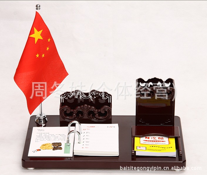 供应2013年百思特国旗红木台历物载德厚笔筒