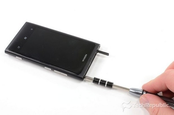 WP7芒果系统旗舰 诺基亚Lumia 800拆机 - 阿里