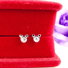 伟德国际过敏 尝试过金铂金彩金银铜铁等材质的耳钉