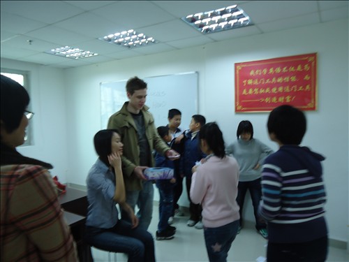 下雨了,雨打湿了窗户