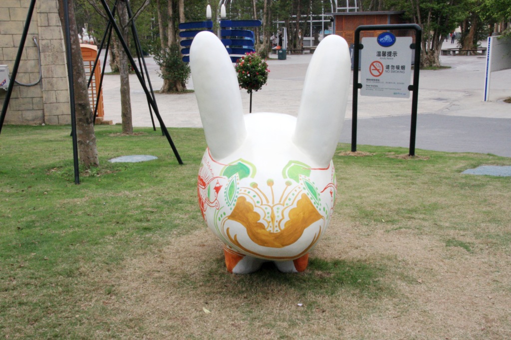 【玻璃钢卡通雕塑 动物雕塑 公园雕塑 小花兔】