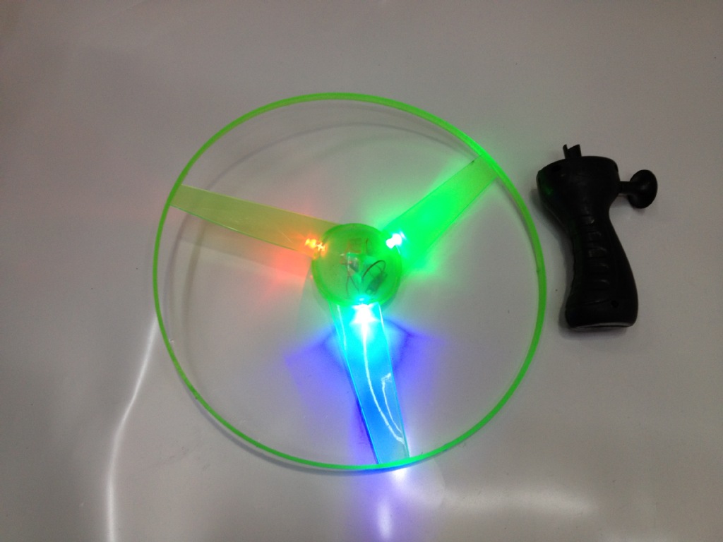 厂家直销供三灯发光飞碟 ufo 25cm大号 拉线飞碟闪光玩具