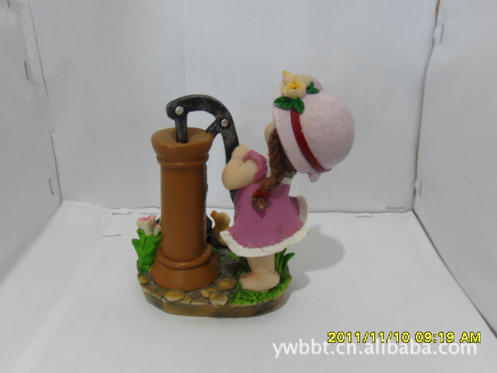 【【厂家直销】打水小女孩树脂摆件 树脂工艺