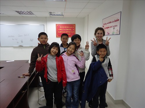 下雨了,雨打湿了窗户