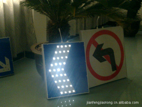 【厂家直销太阳能单箭头<em>行驶</em>标志牌、<em>规格</em>大小