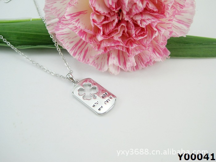 【【中高档合金饰品】光面镂空梅花印英文字母