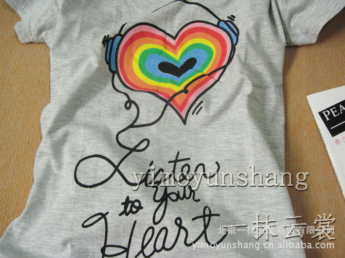 <em>女装CLOT</em>桃心耳机卡通图案 白色灰色纯棉短袖