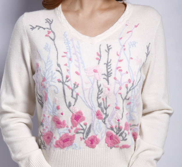 服装加工 白色V领纯<em>手工绣花毛衣</em> 时尚女式羊