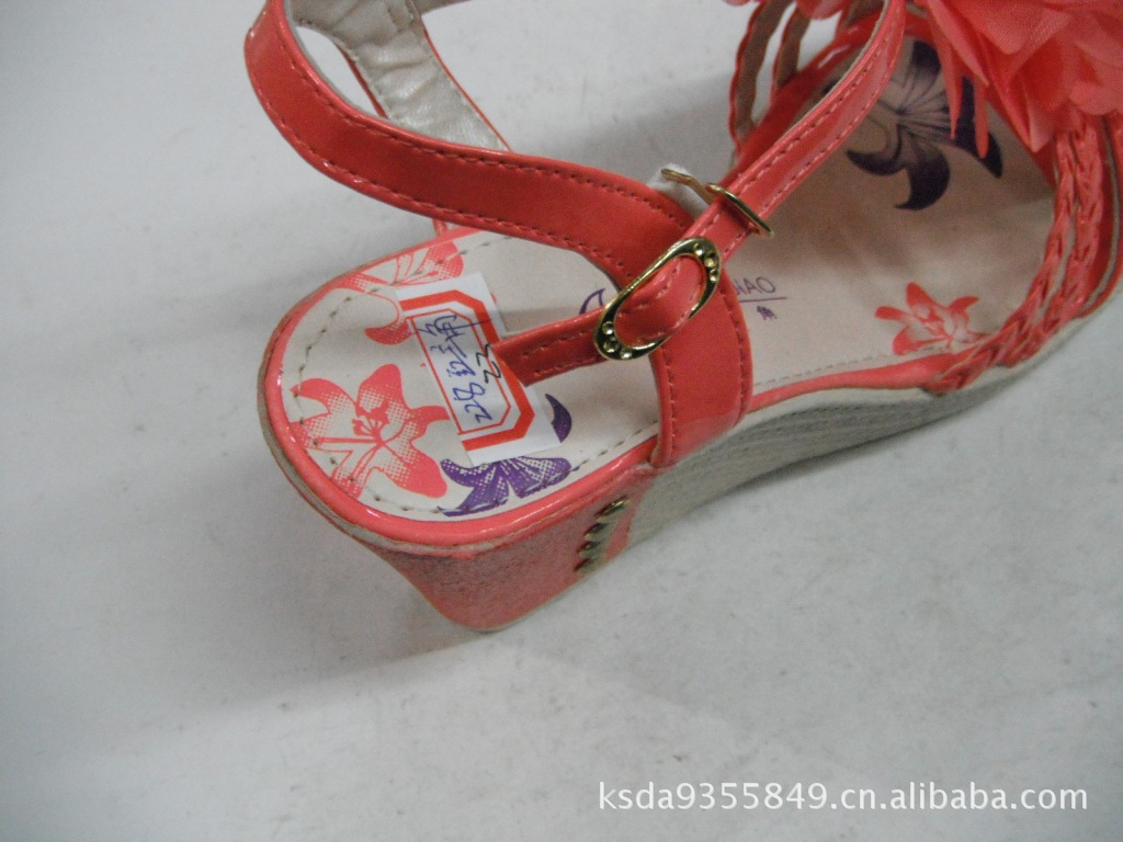【批发供应新款女式坡跟凉鞋【红主角228】】