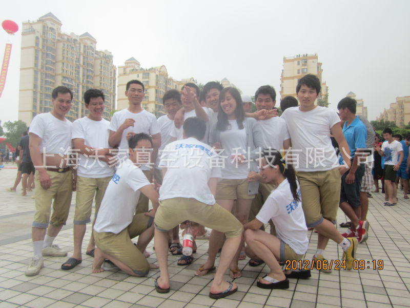 赛龙夺锦,鼓声催发健儿奋;端日弄波,浆拍浩荡舟