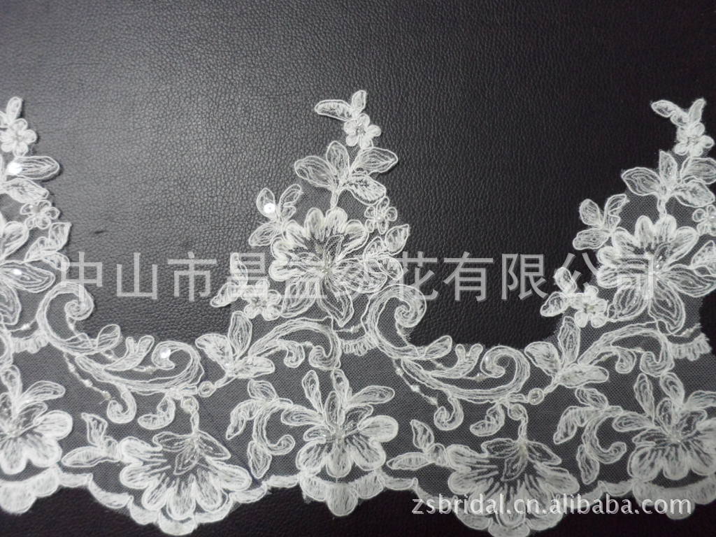 广东外贸绣花厂家供应 银线法国蕾丝花朵 进口机绣花形多用蕾丝花