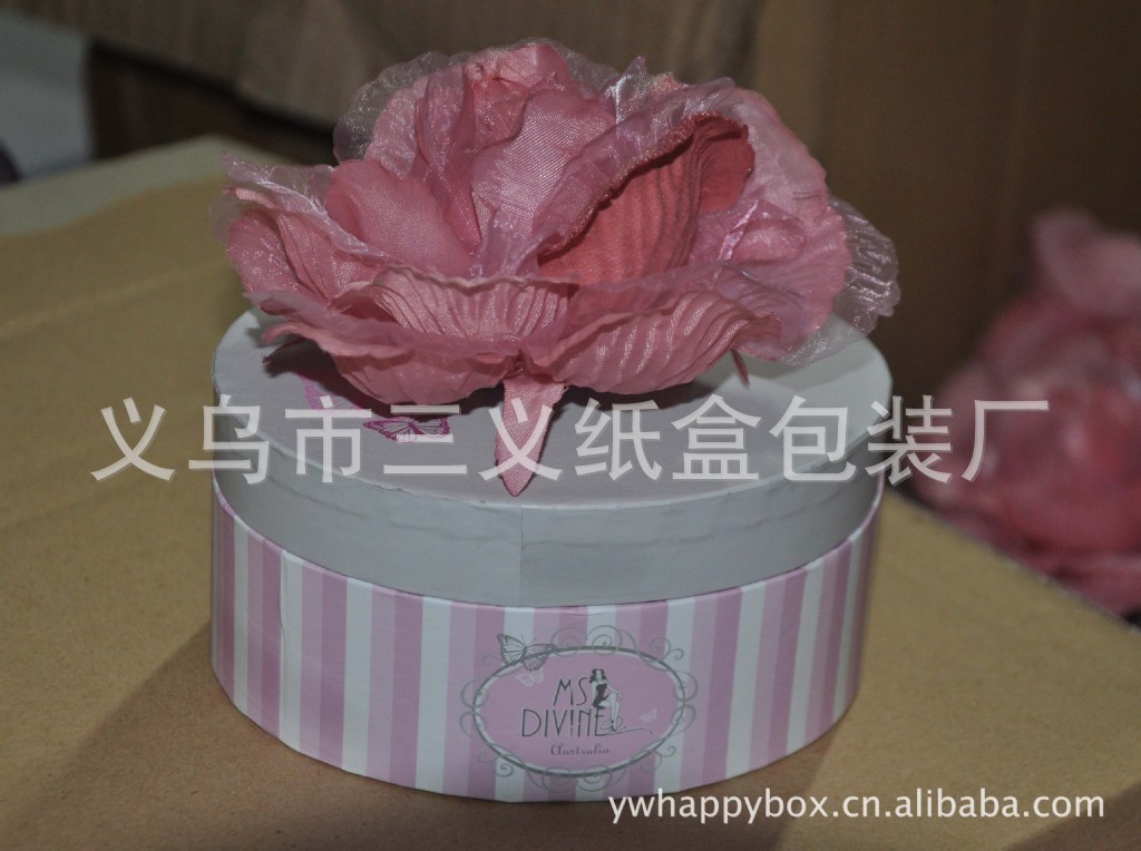 【专业生产粉红色桃心形创意围巾盒】