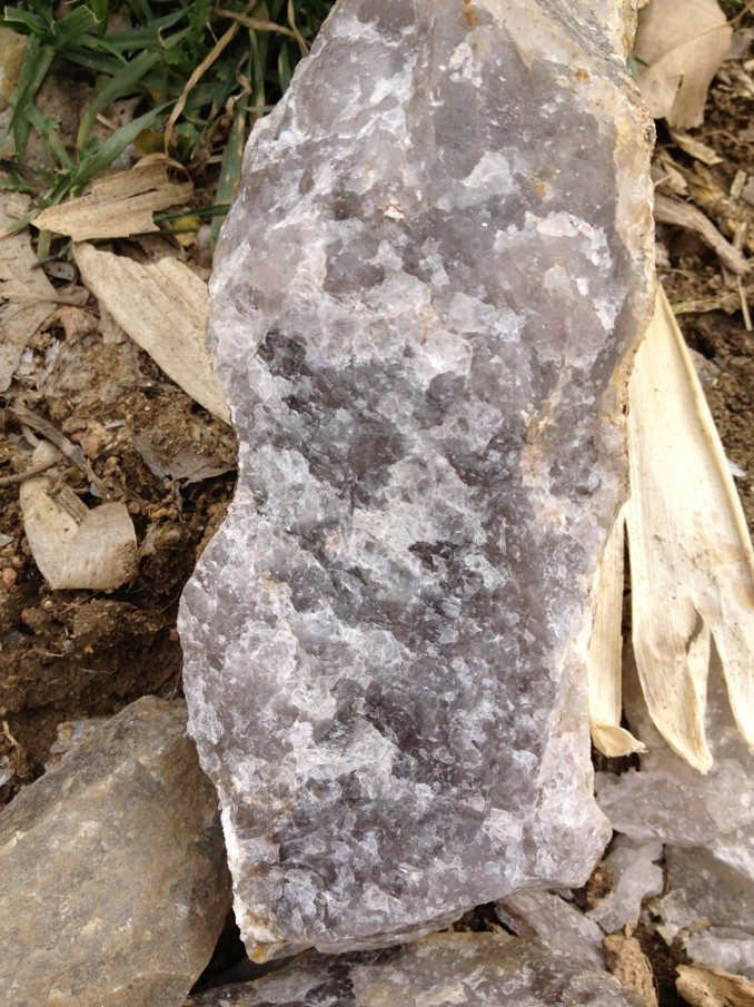 天然半透明灰黑色石英石 图片