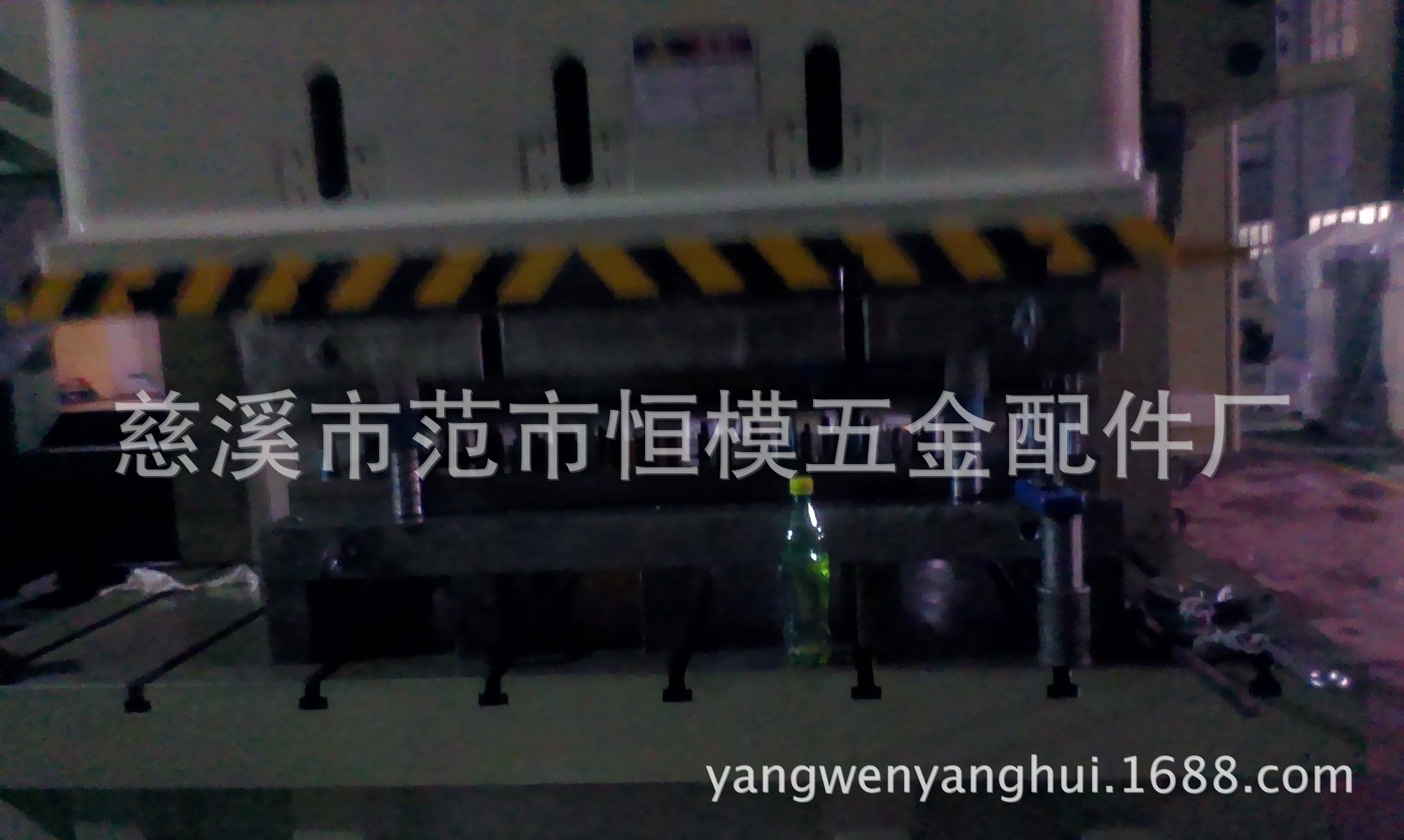 专业开发大型连续模(网络工具钳模具) 图片