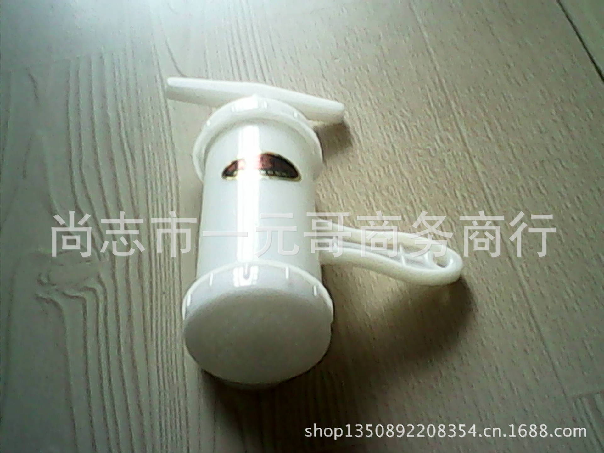 跑江湖新产品家用手摇压面器 手动面条机4个底 压面机 创意面条机图片,跑江湖新产品家用手摇压面器 手动面条机4个底 压面机 创意面条机图片大全,尚志市一元哥商务商行-马可波罗网