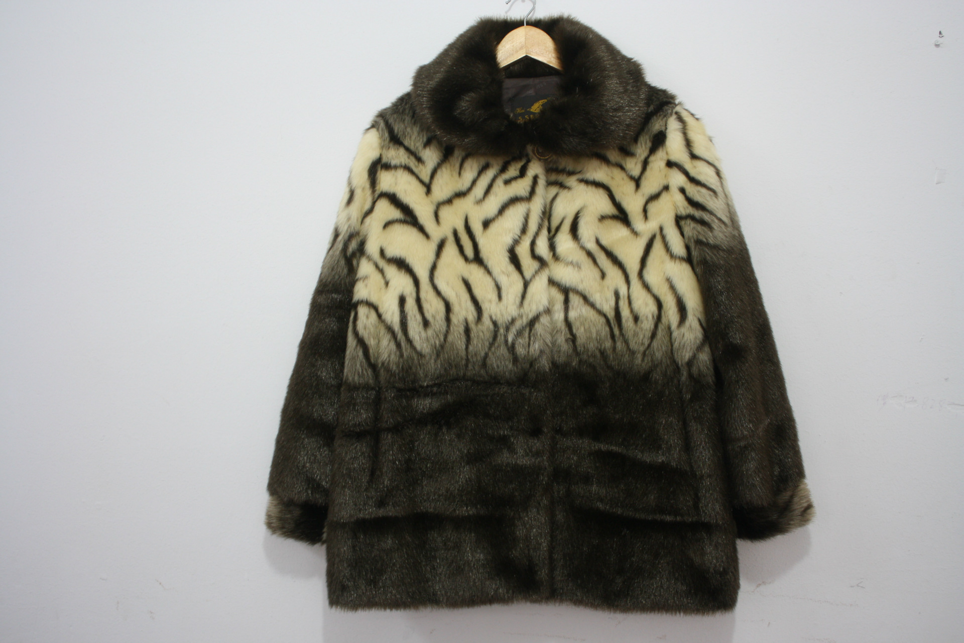 批发采购中老年女装-中老年女士皮草大衣中老