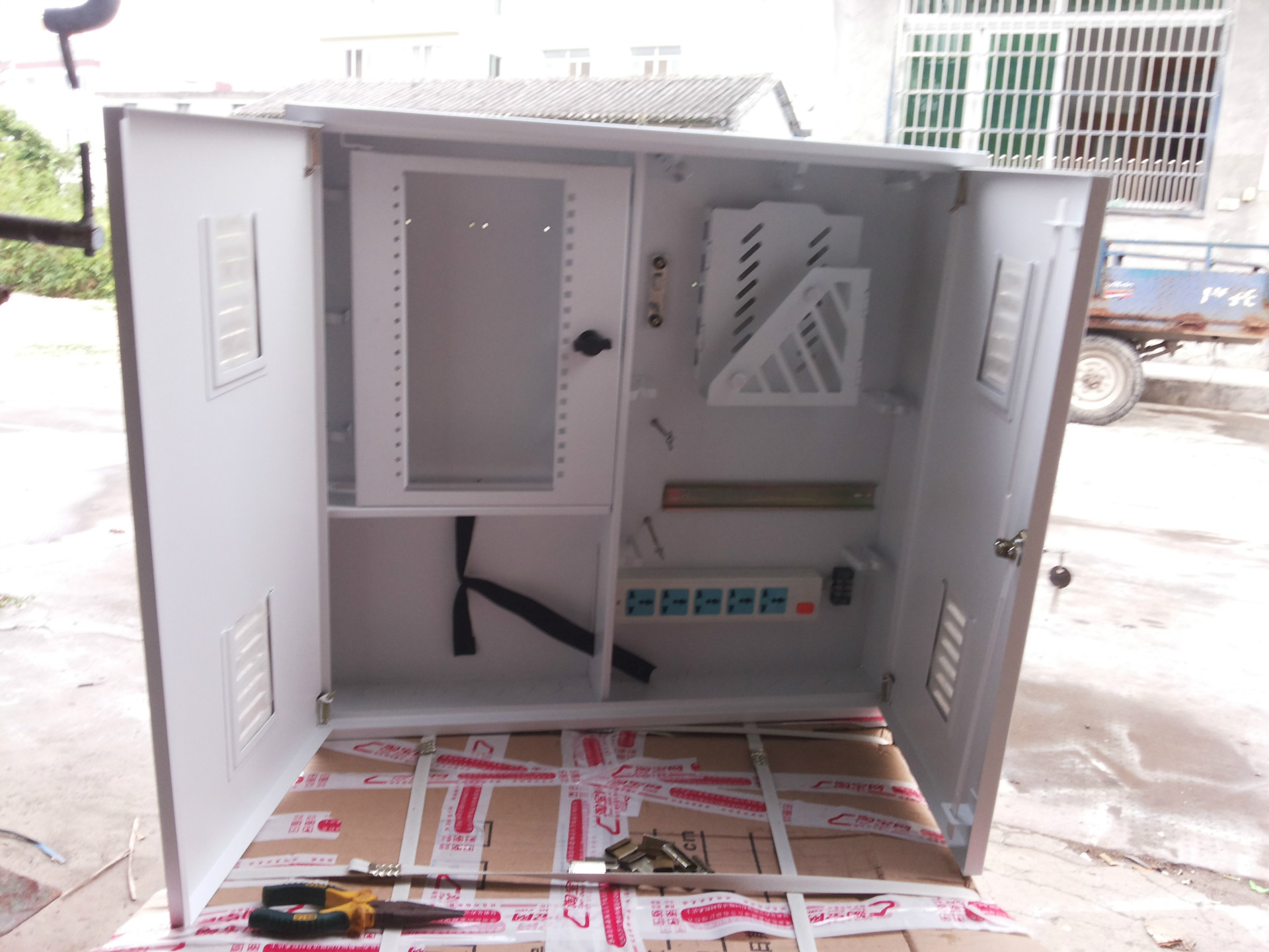 厂家定做大型光纤箱。别墅弱电箱 布线箱,及各