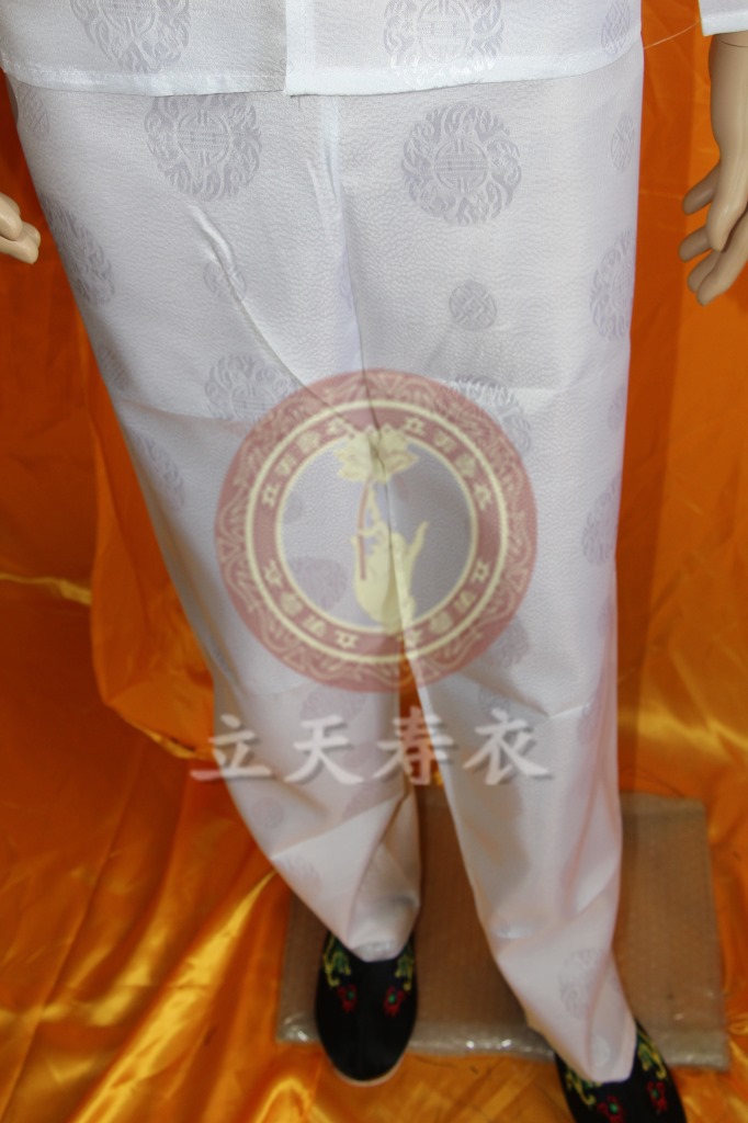   颜色也由以往的白色,蓝色,黑色,慢慢发展到现在的红色,粉色