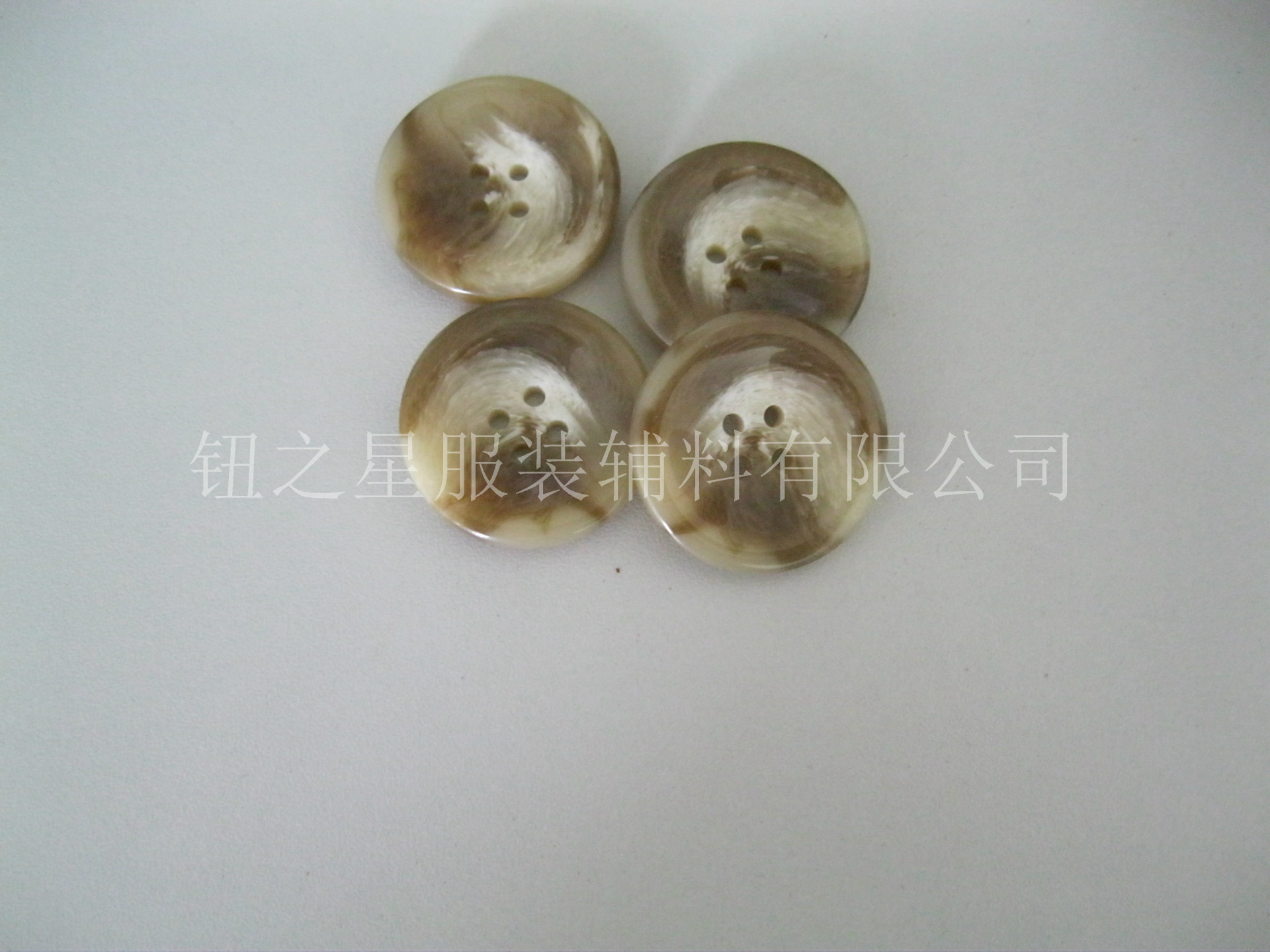 【【低价特卖】 34mm涡形棍花四孔树脂纽】价