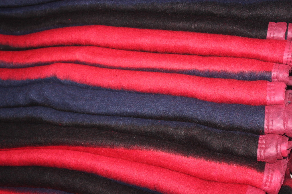 【厂家直供2公斤赈灾毛毯厂家原单处理多色毛