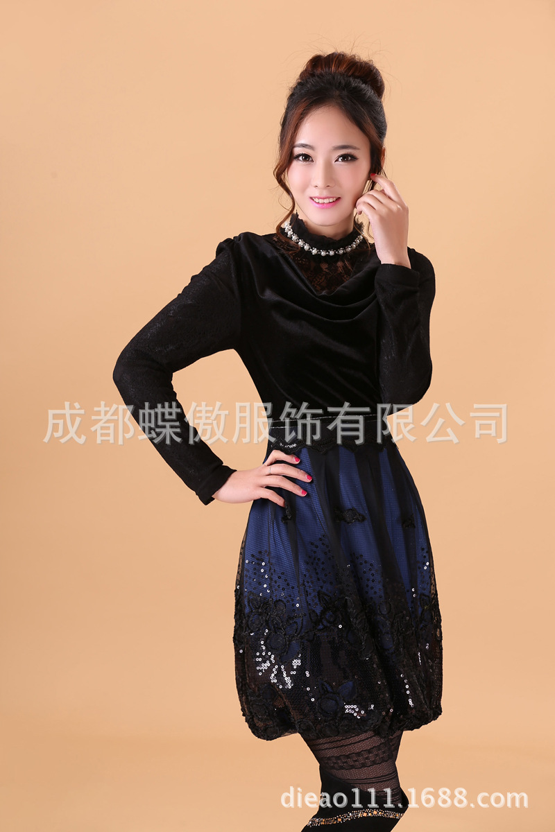 傲春季蕾丝连衣裙珍珠重工刺绣修身裙<em>金丝绒</em>长