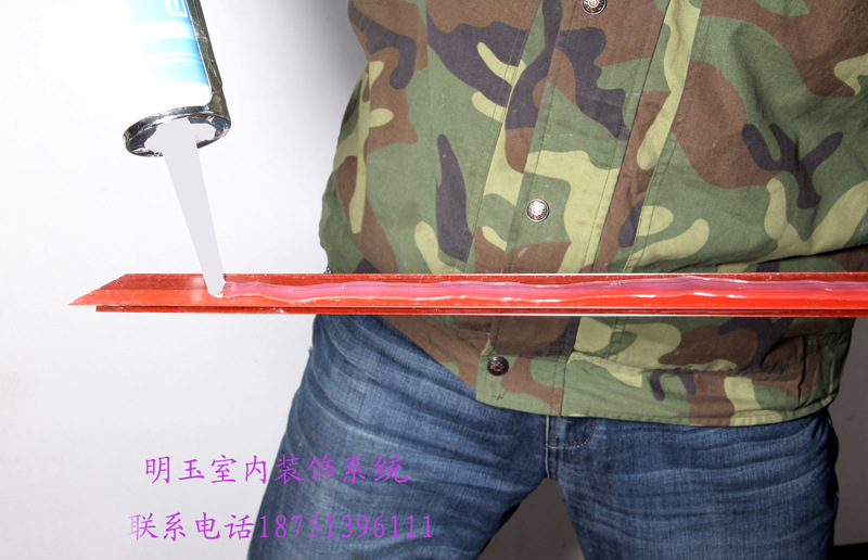 2，在阴角线的背面打上玻璃胶。