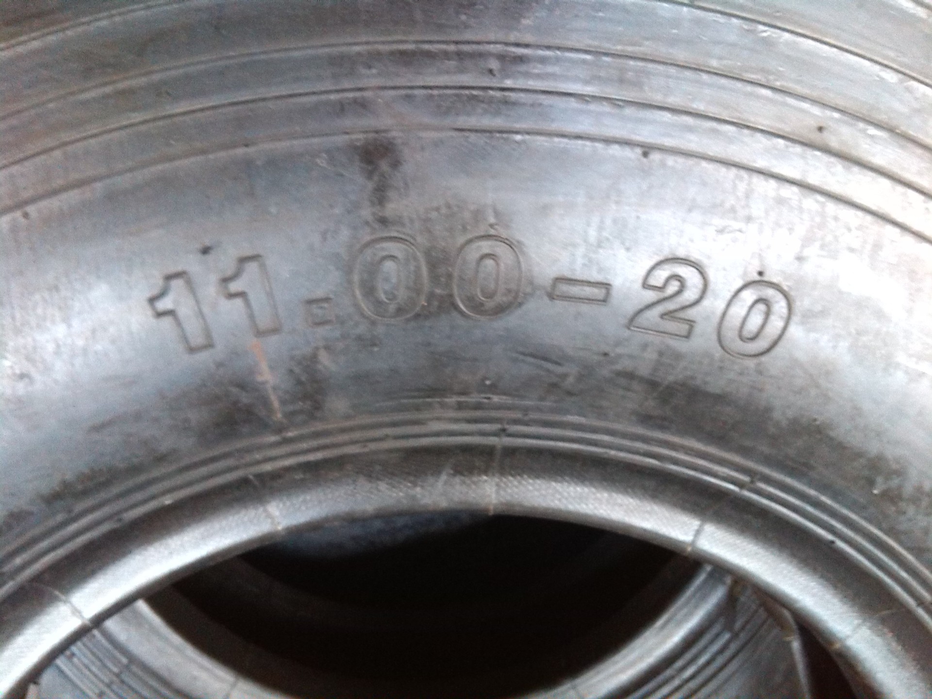 供应1100-20压路机轮胎