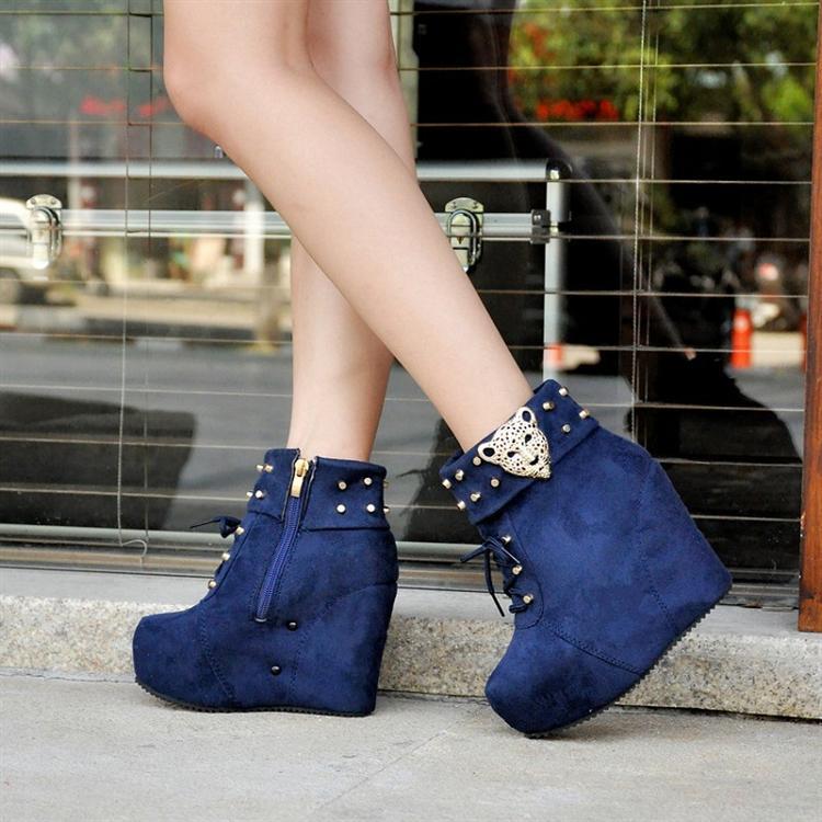 金色豹子头日韩版铆钉坡跟短靴圆头防水台潮女鞋子女靴后拉链高跟