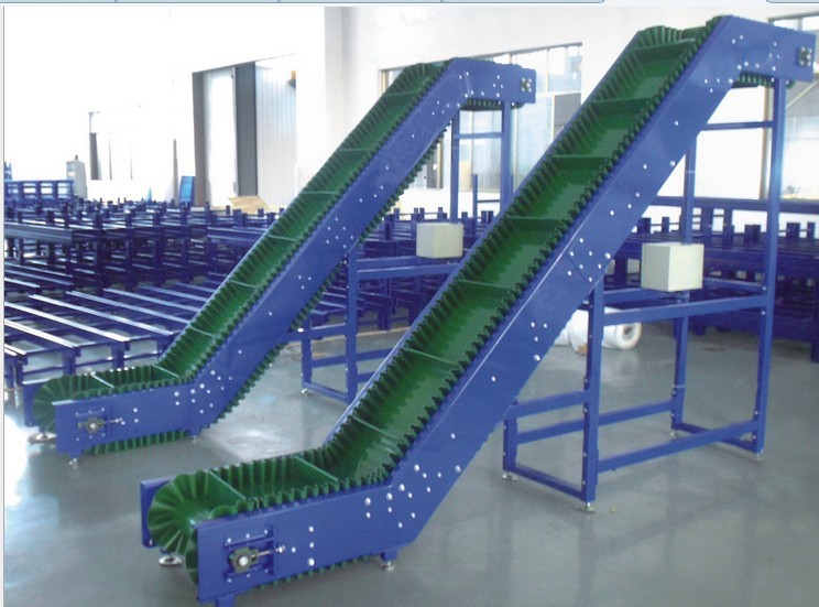 裙边爬坡输送机