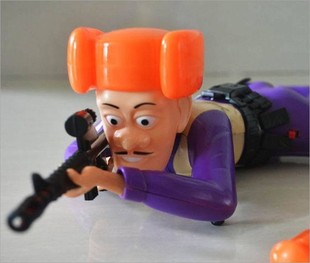 军事模型-光头强音乐发光电动爬兵批发 爬行军