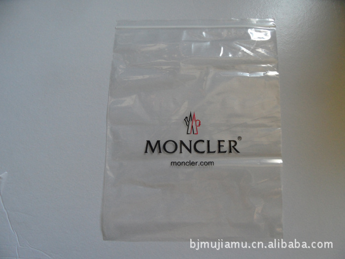 品 牌:moncler(蒙口) 产品名称:包装袋 规格:32cm*42cm 材料:普通