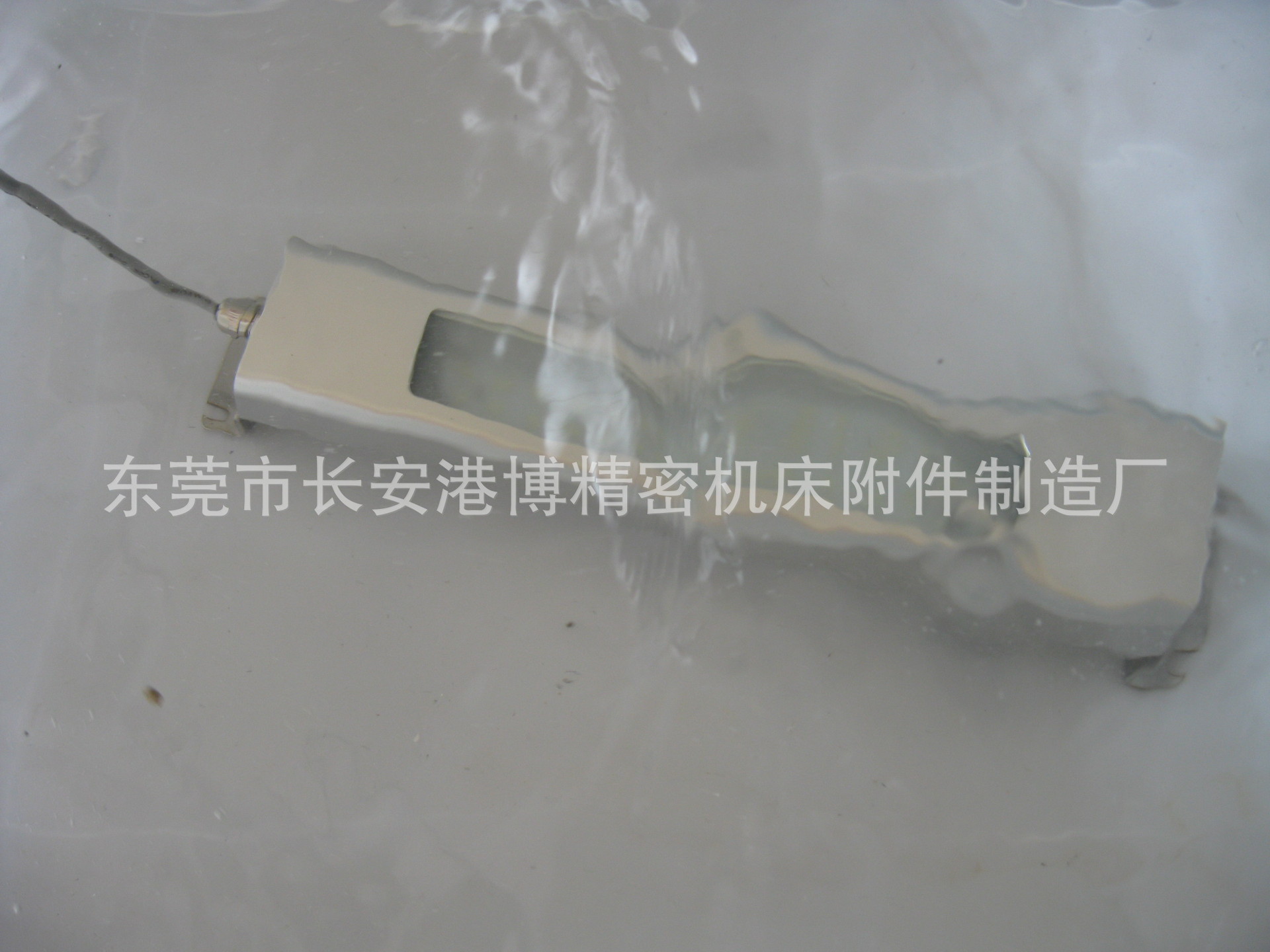 可在水中发光防爆灯