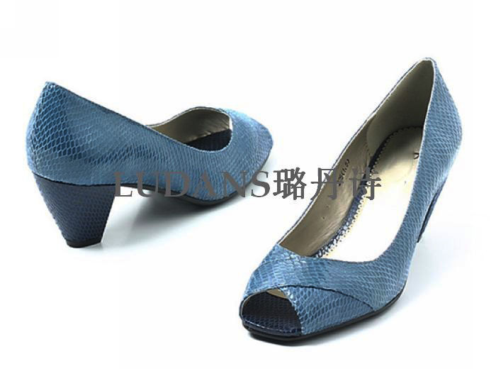 越南产:迪卡侬外贸原单<em>女鞋批发</em> 大童鞋批发 秋
