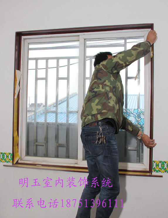 7，将准备好的两块侧板，也分别插入两侧的阴角线内。