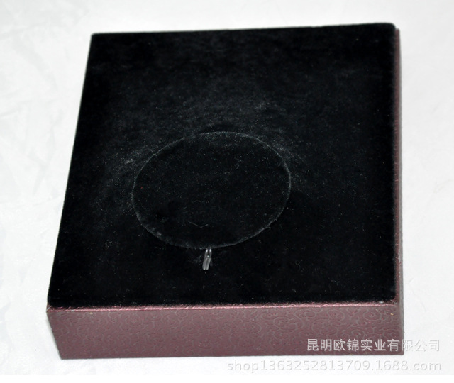 红色编制项链人像座3