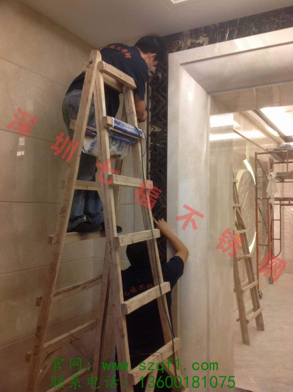 深圳机场T3航站楼贵宾楼古铜色门花安装过程